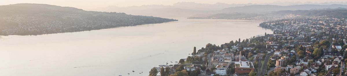 Luftaufnahme Kilchberg Blickrichtung Alpen, Oberer Zürichsee